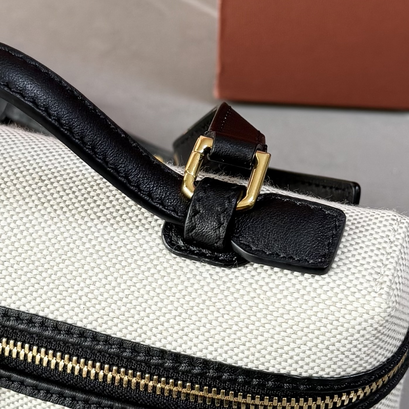 Loro piana Extra Pocket L19手拿包 小牛皮/货号:FAI8393 颜色：黑色帆布 产品详情 宽