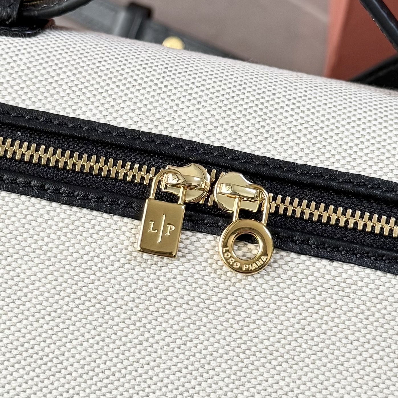Loro piana Extra Pocket L19手拿包 小牛皮/货号:FAI8393 颜色：黑色帆布 产品详情 宽