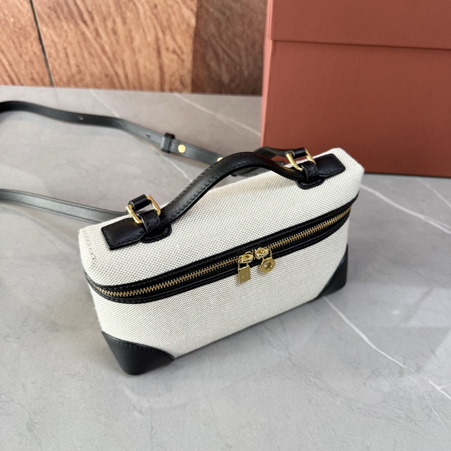 Loro piana Extra Pocket L19手拿包 小牛皮/货号:FAI8393 颜色：黑色帆布 产品详情 宽