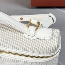 Loro piana Extra Pocket L19手拿包 小牛皮/货号:FAI8393 颜色:白色帆布 产品详情 宽 Loro piana Extra Pocket L19手拿包 小牛皮/货号:FAI8393 颜色:白色帆布 产品详情 宽