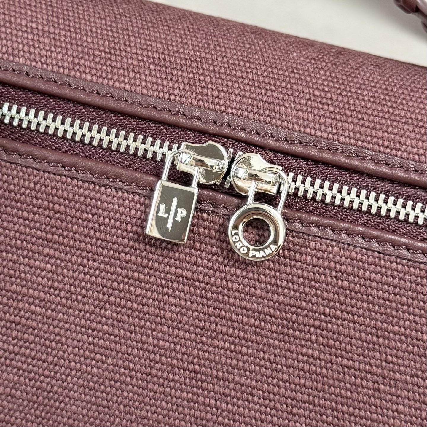 Loro piana Extra Pocket L19手拿包 小牛皮/货号:FAI8393 颜色：紫色帆布 产品详情 宽