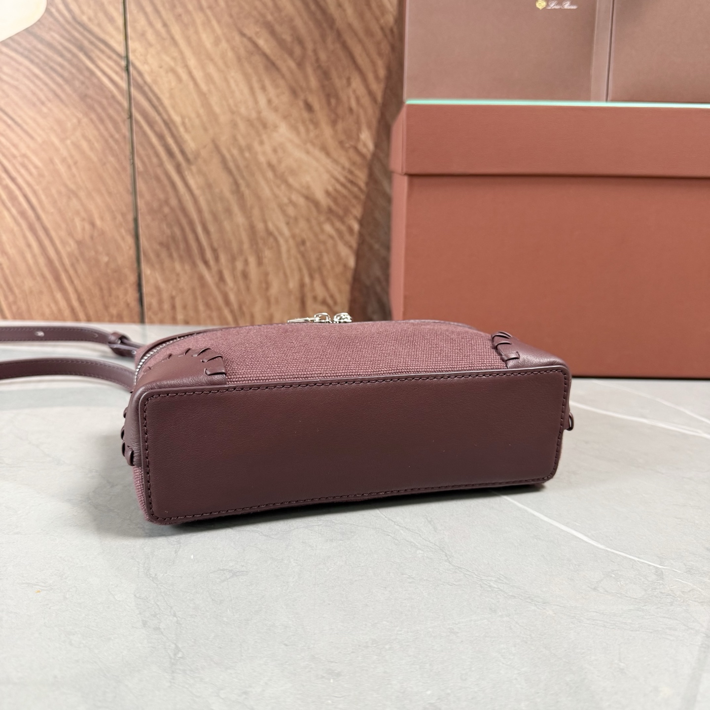 Loro piana Extra Pocket L19手拿包 小牛皮/货号:FAI8393 颜色：紫色帆布 产品详情 宽
