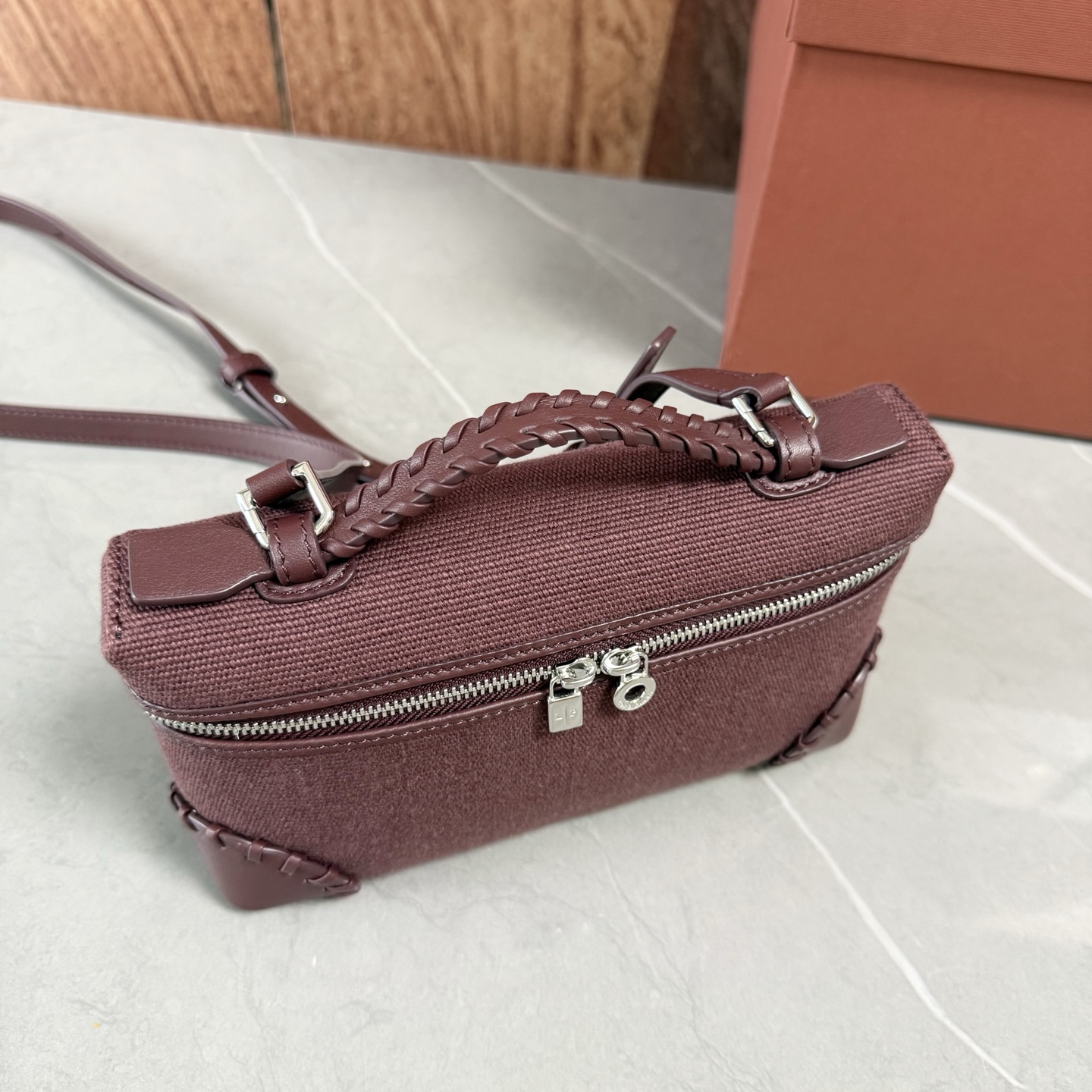Loro piana Extra Pocket L19手拿包 小牛皮/货号:FAI8393 颜色：紫色帆布 产品详情 宽