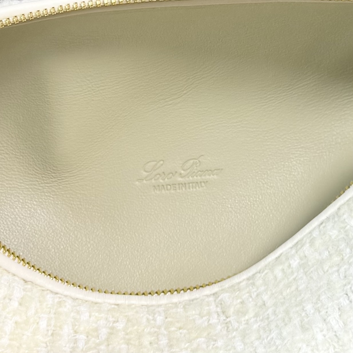 Loro piana Extra Pocket L19手拿包 小牛皮/货号:FAI8393 颜色：白色羊绒 产品详情 宽