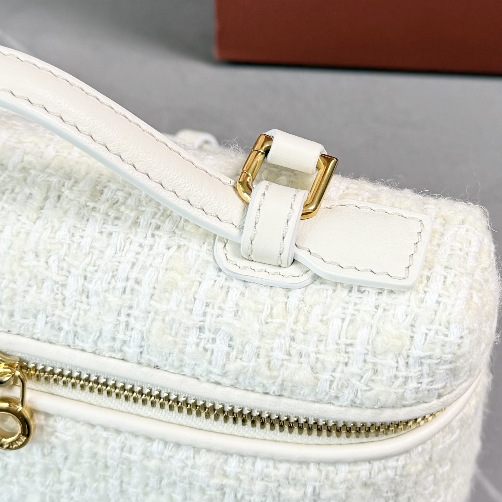Loro piana Extra Pocket L19手拿包 小牛皮/货号:FAI8393 颜色：白色羊绒 产品详情 宽