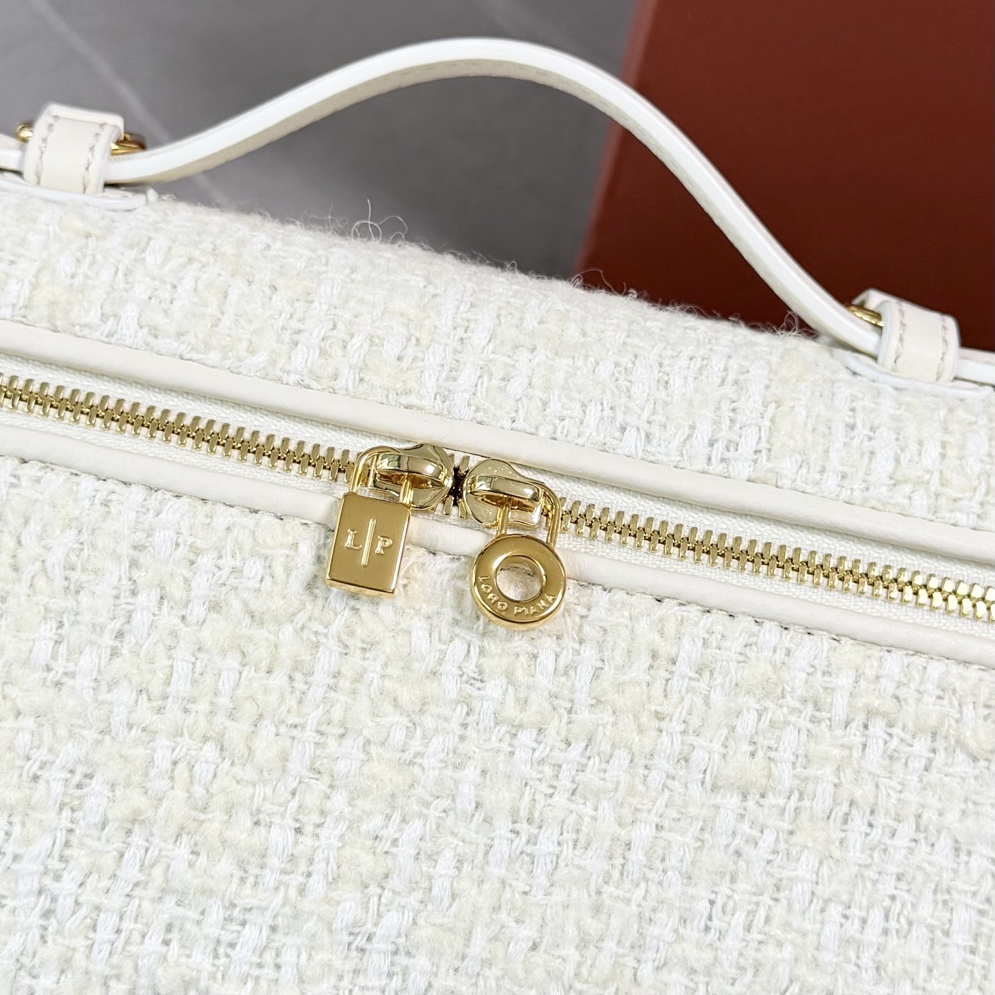 Loro piana Extra Pocket L19手拿包 小牛皮/货号:FAI8393 颜色：白色羊绒 产品详情 宽