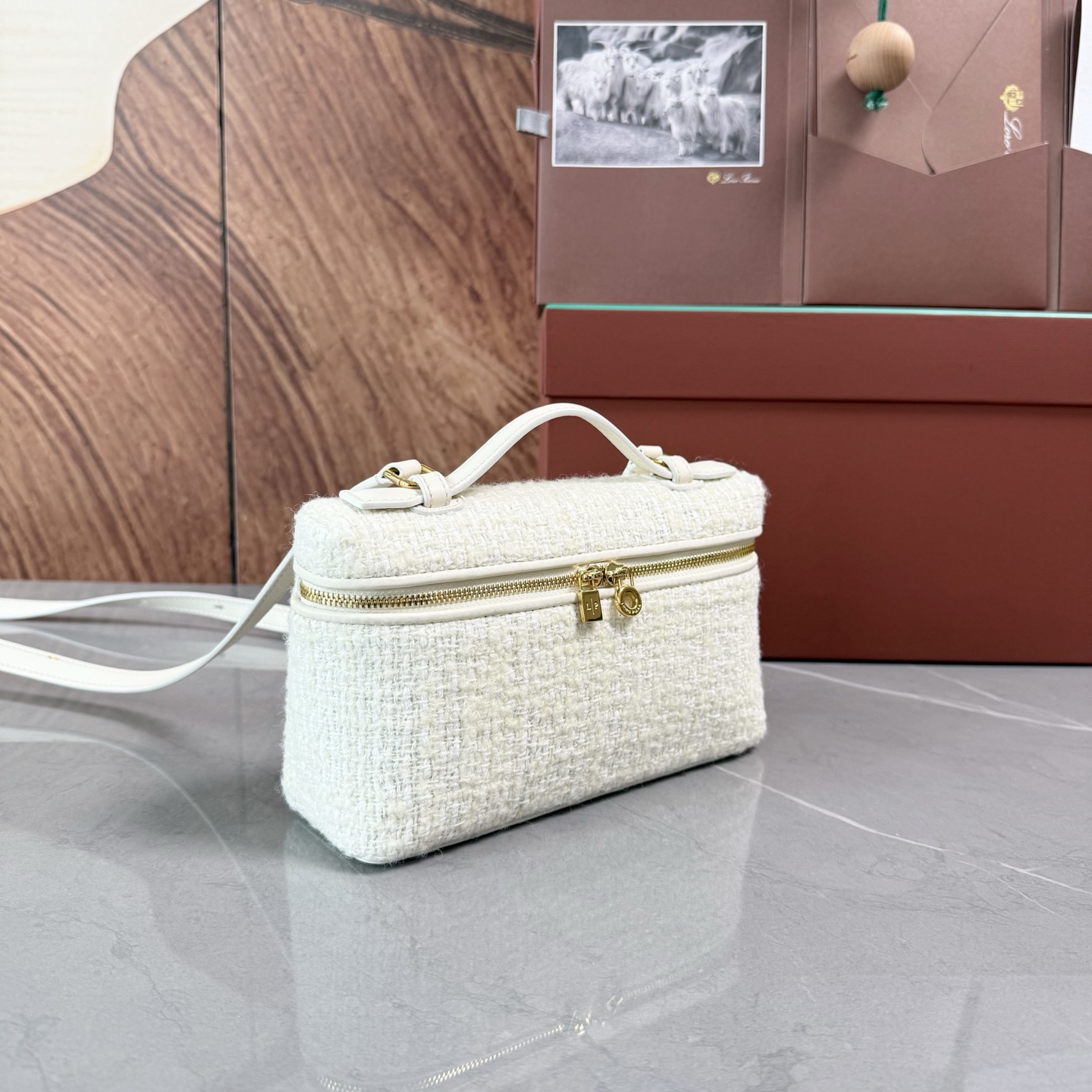 Loro piana Extra Pocket L19手拿包 小牛皮/货号:FAI8393 颜色：白色羊绒 产品详情 宽