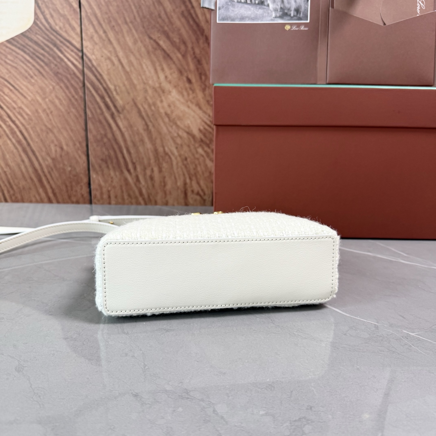 Loro piana Extra Pocket L19手拿包 小牛皮/货号:FAI8393 颜色：白色羊绒 产品详情 宽