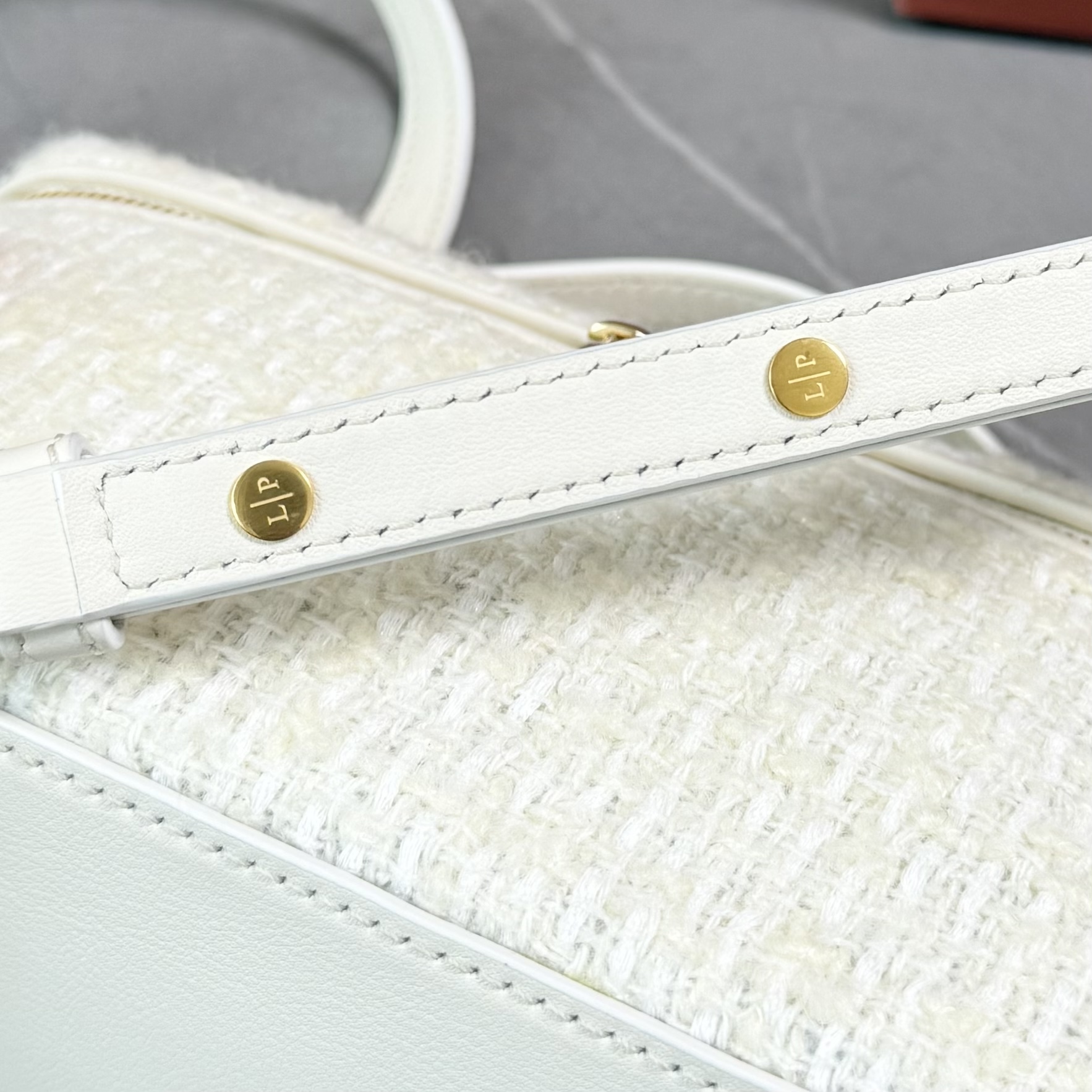 Loro piana Extra Pocket L19手拿包 小牛皮/货号:FAI8393 颜色：白色羊绒 产品详情 宽