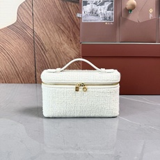 Loro piana Extra Pocket L19手拿包 小牛皮/货号:FAI8393 颜色:白色羊绒 产品详情 宽 Loro piana Extra Pocket L19手拿包 小牛皮/货号:FAI8393 颜色:白色羊绒 产品详情 宽