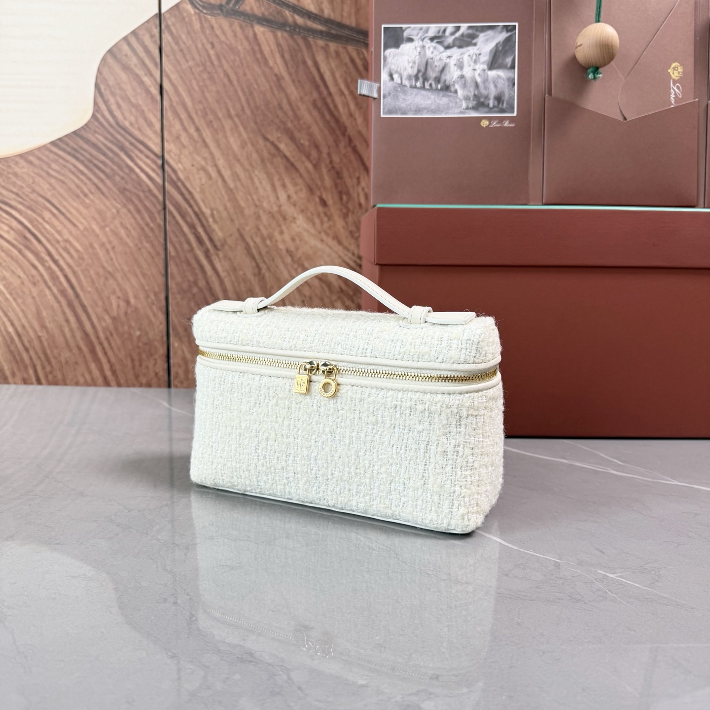 Loro piana Extra Pocket L19手拿包 小牛皮/货号:FAI8393 颜色：白色羊绒 产品详情 宽