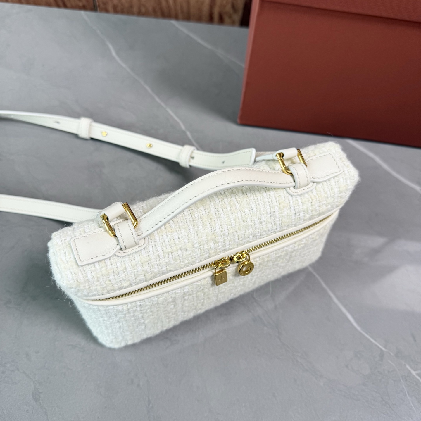 Loro piana Extra Pocket L19手拿包 小牛皮/货号:FAI8393 颜色：白色羊绒 产品详情 宽