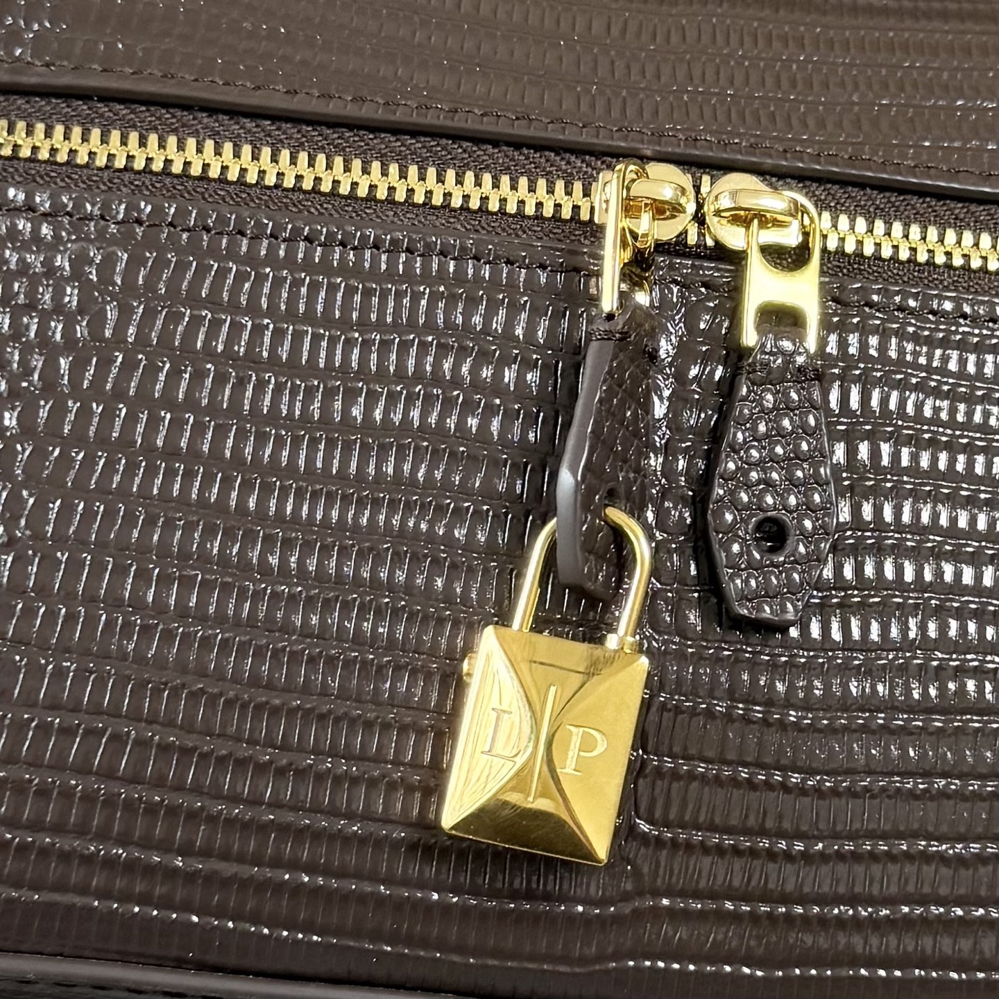 Loro piana Extra Bag L23手袋 款号：FAQ2126 颜色：咖啡色蜥蜴纹 作为一款小巧精致的优雅配