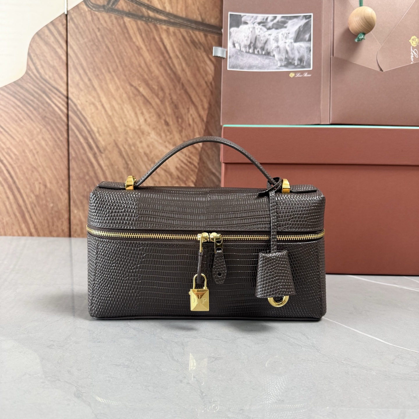 Loro piana Extra Bag L23手袋 款号：FAQ2126 颜色：咖啡色蜥蜴纹 作为一款小巧精致的优雅配