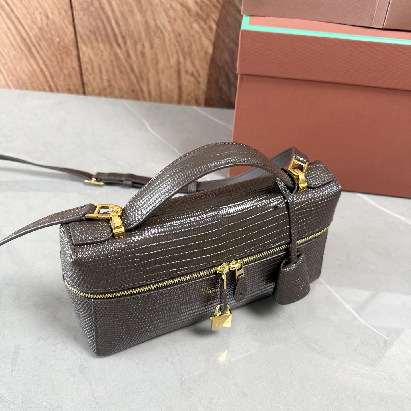 Loro piana Extra Bag L23手袋 款号：FAQ2126 颜色：咖啡色蜥蜴纹 作为一款小巧精致的优雅配