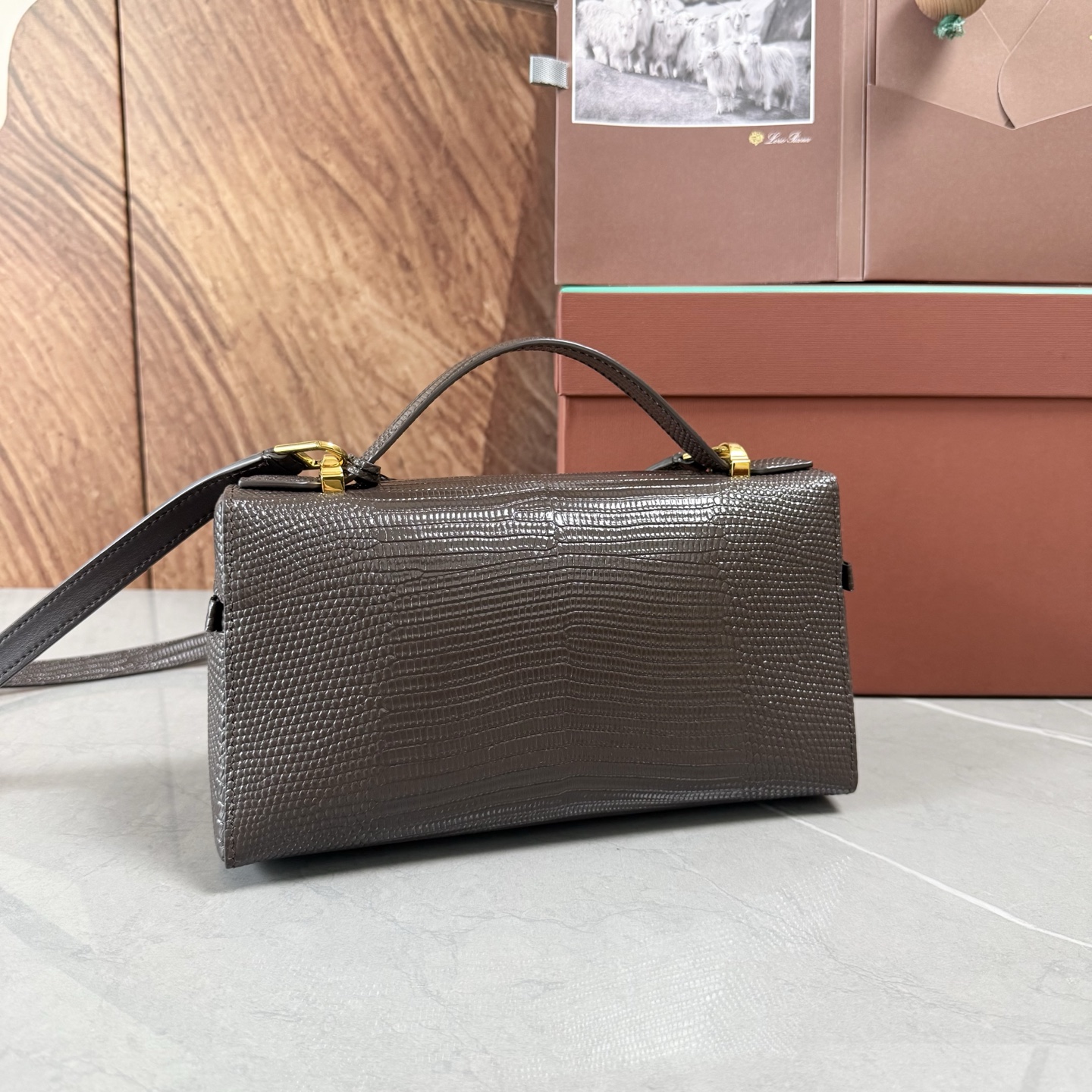Loro piana Extra Bag L23手袋 款号：FAQ2126 颜色：咖啡色蜥蜴纹 作为一款小巧精致的优雅配