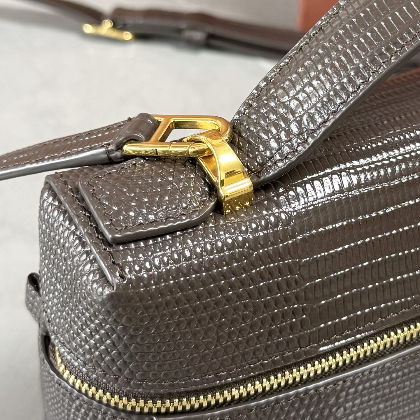 Loro piana Extra Bag L23手袋 款号：FAQ2126 颜色：咖啡色蜥蜴纹 作为一款小巧精致的优雅配
