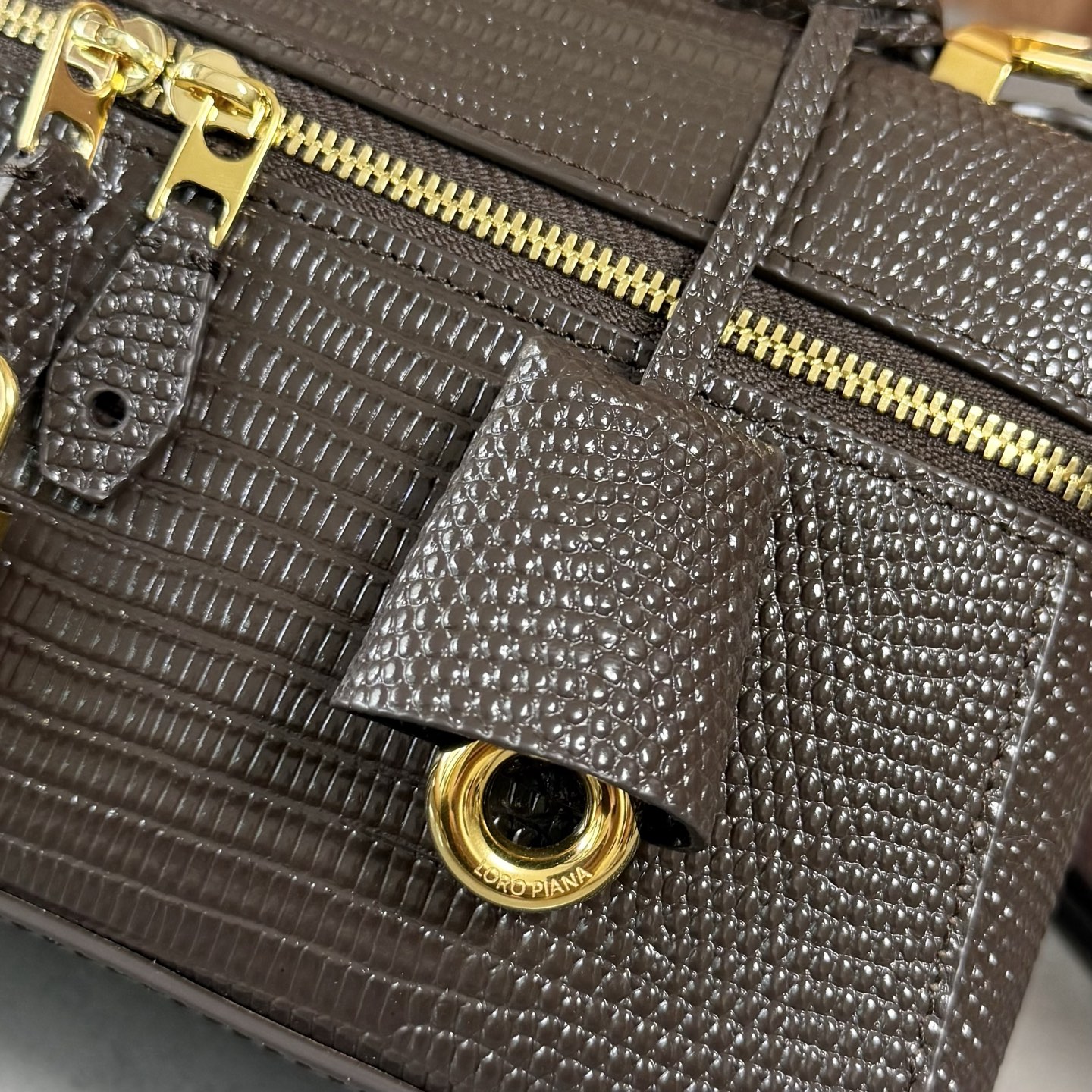 Loro piana Extra Bag L23手袋 款号：FAQ2126 颜色：咖啡色蜥蜴纹 作为一款小巧精致的优雅配