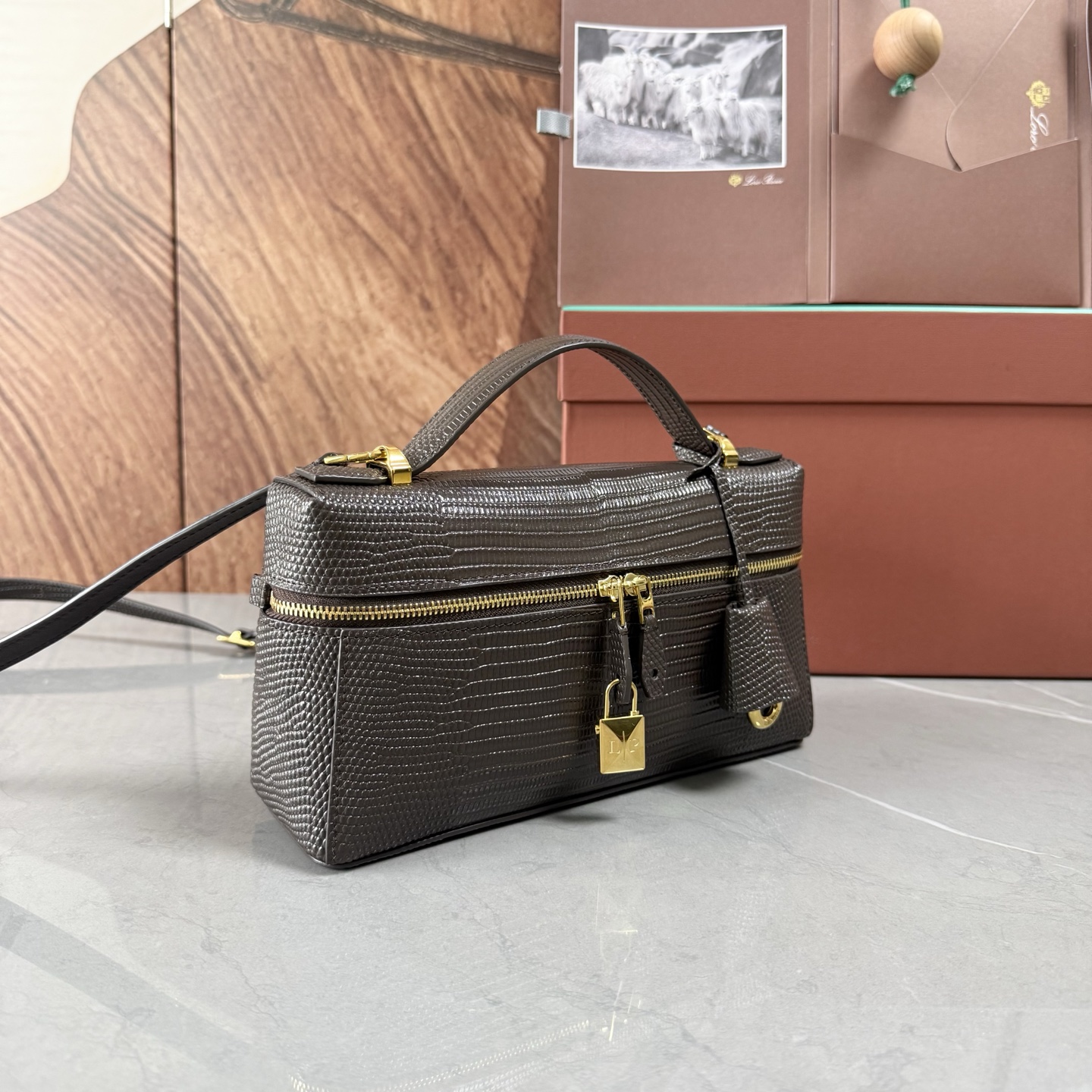 Loro piana Extra Bag L23手袋 款号：FAQ2126 颜色：咖啡色蜥蜴纹 作为一款小巧精致的优雅配