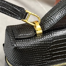 Loro piana Extra Bag L23手袋 款号:FAQ2126 颜色:黑色蜥蜴纹 作为一款小巧精致的优雅配饰 Loro piana Extra Bag L23手袋 款号:FAQ2126 颜色:黑色蜥蜴纹 作为一款小巧精致的优雅配饰