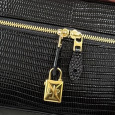 Loro piana Extra Bag L23手袋 款号:FAQ2126 颜色:黑色蜥蜴纹 作为一款小巧精致的优雅配饰 Loro piana Extra Bag L23手袋 款号:FAQ2126 颜色:黑色蜥蜴纹 作为一款小巧精致的优雅配饰