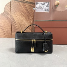 Loro piana Extra Bag L23手袋 款号:FAQ2126 颜色:黑色蜥蜴纹 作为一款小巧精致的优雅配饰 Loro piana Extra Bag L23手袋 款号:FAQ2126 颜色:黑色蜥蜴纹 作为一款小巧精致的优雅配饰