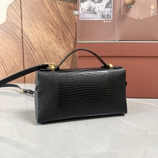 Loro piana Extra Bag L23手袋 款号:FAQ2126 颜色:黑色蜥蜴纹 作为一款小巧精致的优雅配饰 Loro piana Extra Bag L23手袋 款号:FAQ2126 颜色:黑色蜥蜴纹 作为一款小巧精致的优雅配饰