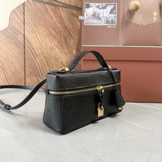 Loro piana Extra Bag L23手袋 款号:FAQ2126 颜色:黑色蜥蜴纹 作为一款小巧精致的优雅配饰 Loro piana Extra Bag L23手袋 款号:FAQ2126 颜色:黑色蜥蜴纹 作为一款小巧精致的优雅配饰