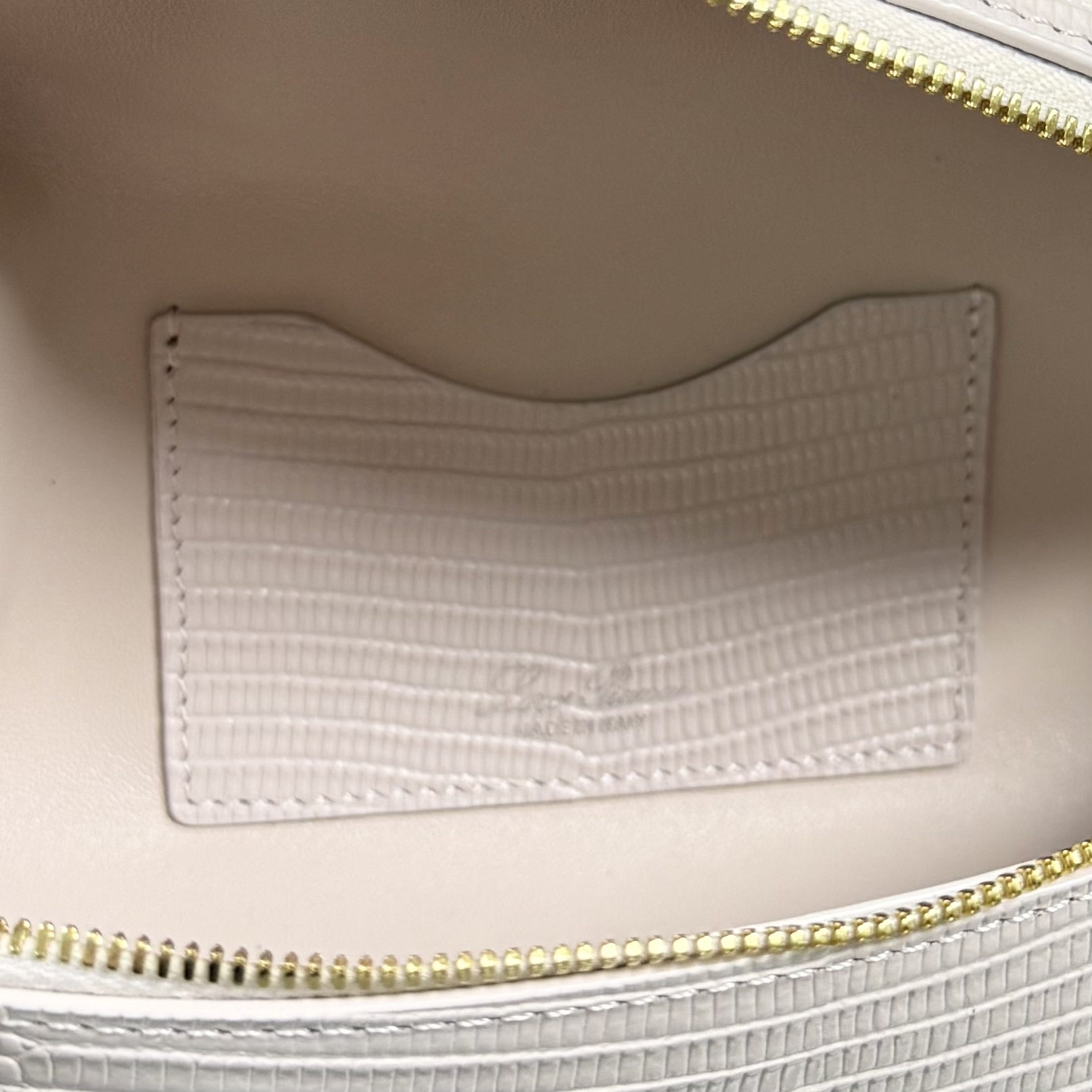 Loro piana Extra Bag L23手袋 款号：FAQ2126 颜色：芍药粉蜥蜴纹 作为一款小巧精致的优雅配