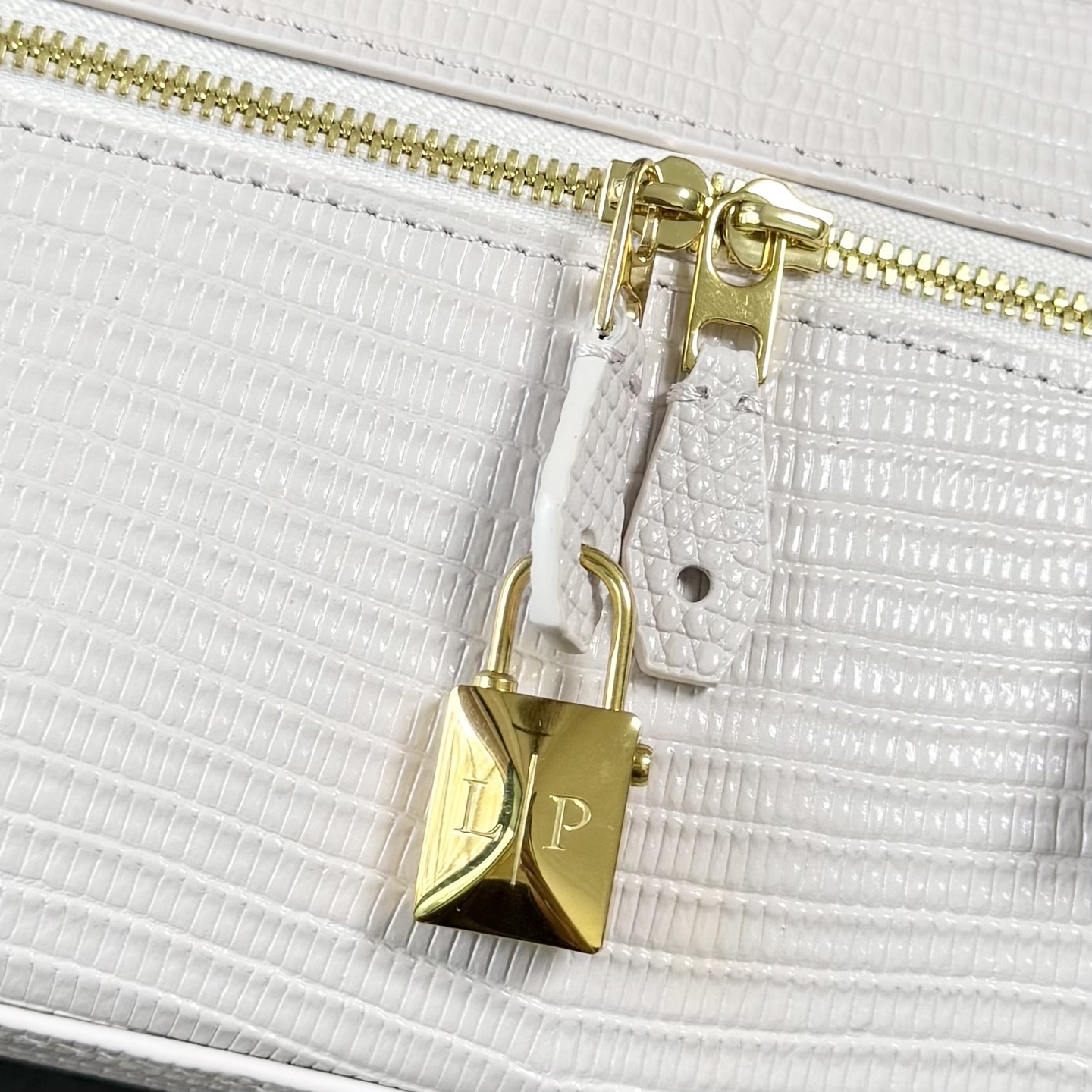 Loro piana Extra Bag L23手袋 款号：FAQ2126 颜色：芍药粉蜥蜴纹 作为一款小巧精致的优雅配