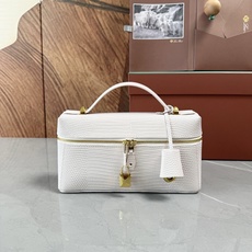 Loro piana Extra Bag L23手袋 款号:FAQ2126 颜色:芍药粉蜥蜴纹 作为一款小巧精致的优雅配 Loro piana Extra Bag L23手袋 款号:FAQ2126 颜色:芍药粉蜥蜴纹 作为一款小巧精致的优雅配