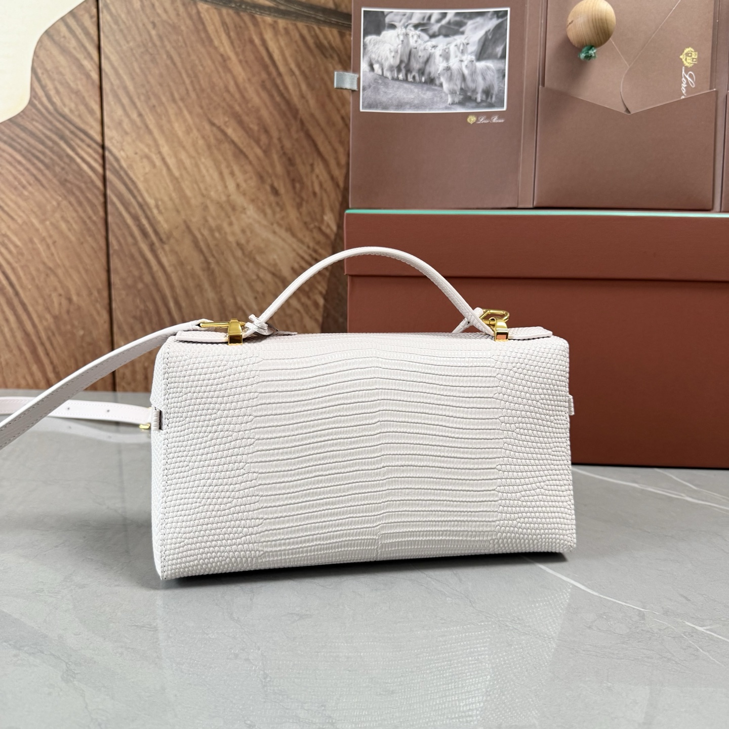 Loro piana Extra Bag L23手袋 款号：FAQ2126 颜色：芍药粉蜥蜴纹 作为一款小巧精致的优雅配