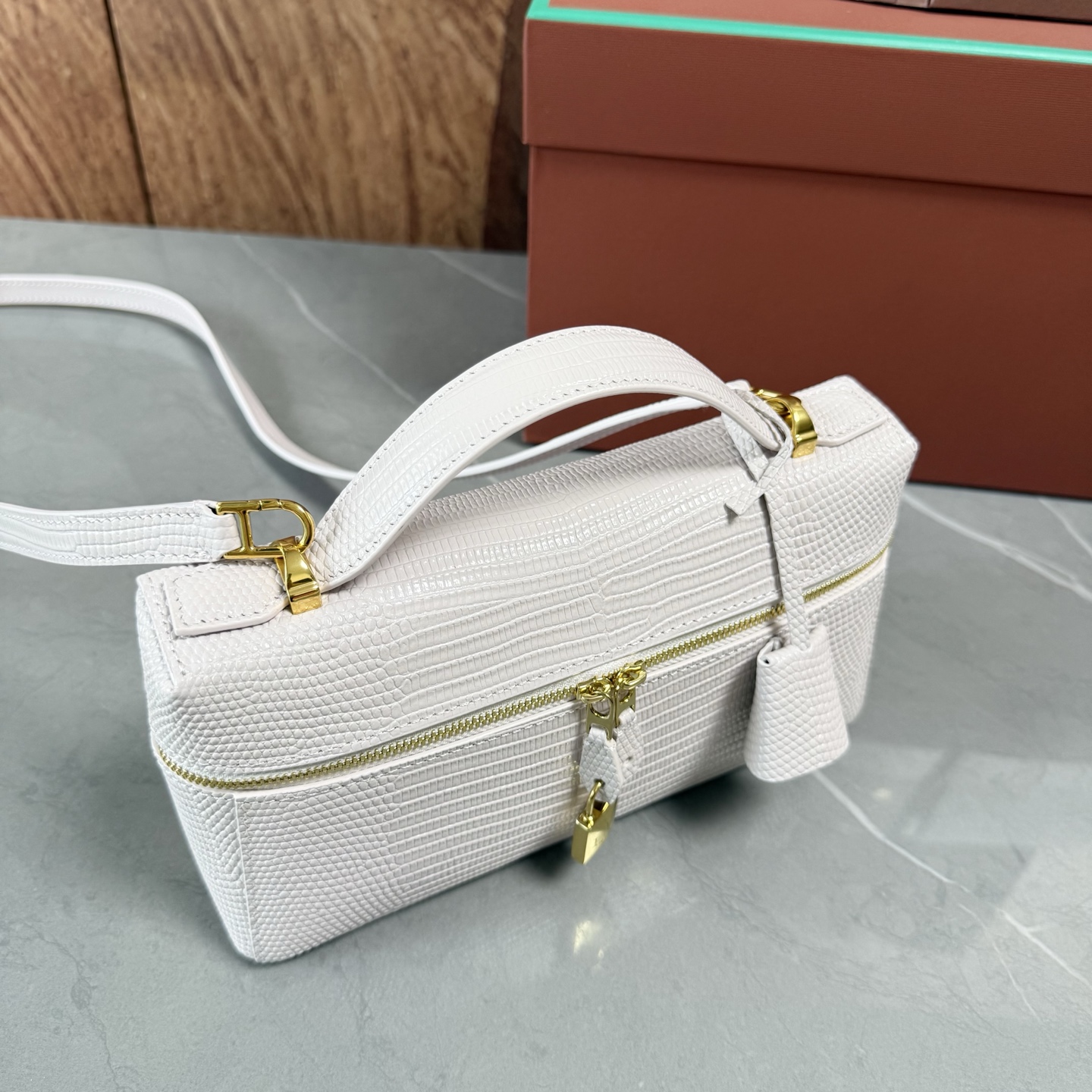 Loro piana Extra Bag L23手袋 款号：FAQ2126 颜色：芍药粉蜥蜴纹 作为一款小巧精致的优雅配
