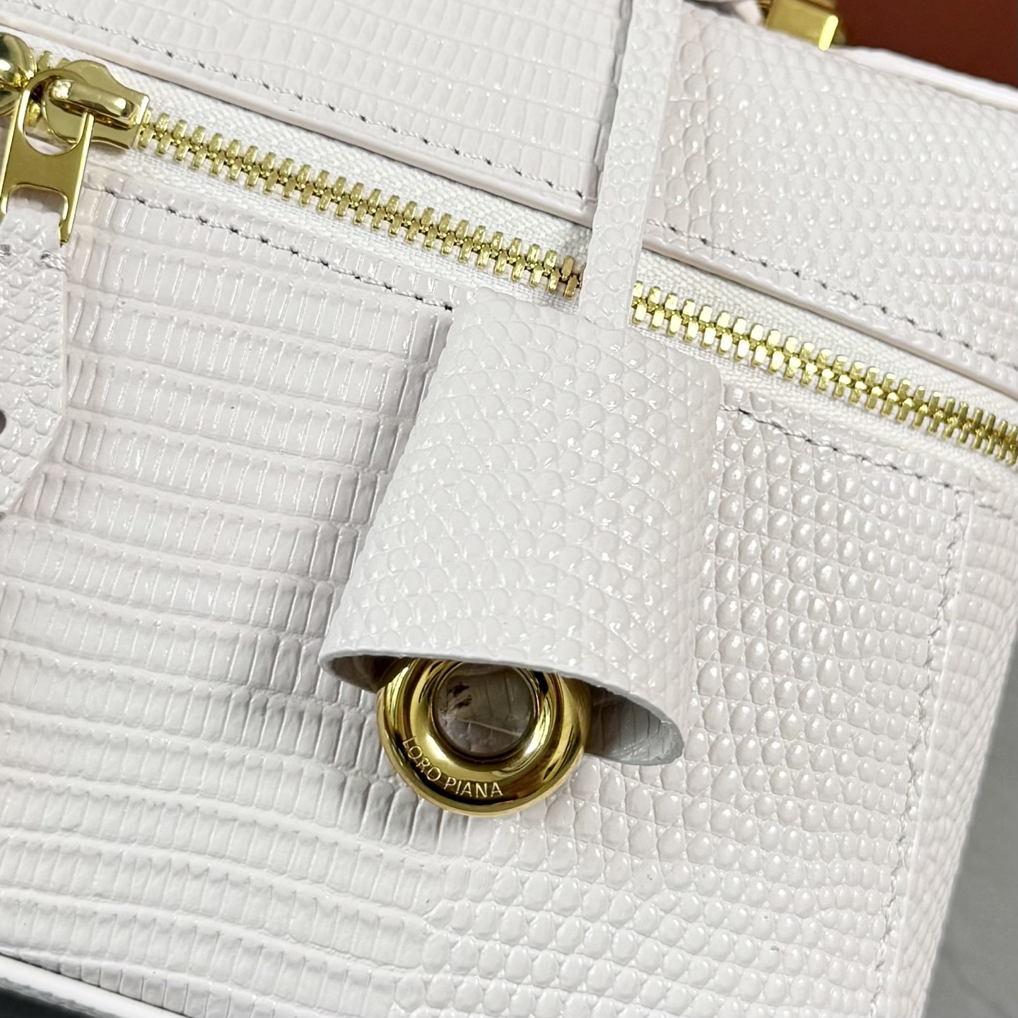 Loro piana Extra Bag L23手袋 款号：FAQ2126 颜色：芍药粉蜥蜴纹 作为一款小巧精致的优雅配