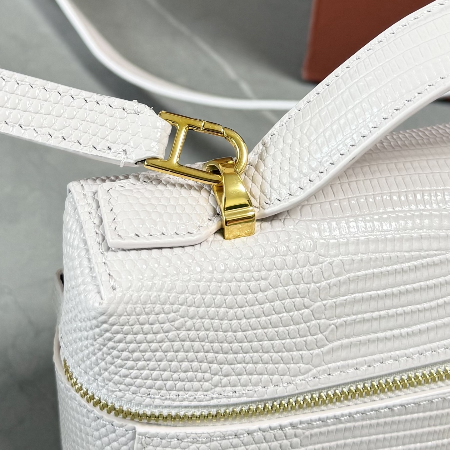Loro piana Extra Bag L23手袋 款号：FAQ2126 颜色：芍药粉蜥蜴纹 作为一款小巧精致的优雅配