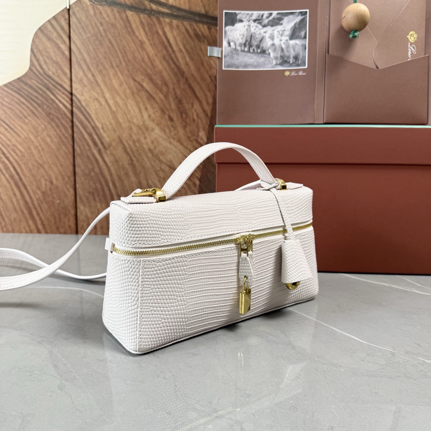 Loro piana Extra Bag L23手袋 款号：FAQ2126 颜色：芍药粉蜥蜴纹 作为一款小巧精致的优雅配