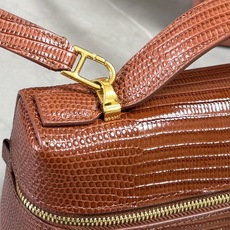 Loro piana Extra Bag L23手袋 款号:FAQ2126 颜色:酒红色蜥蜴纹 作为一款小巧精致的优雅配 Loro piana Extra Bag L23手袋 款号:FAQ2126 颜色:酒红色蜥蜴纹 作为一款小巧精致的优雅配