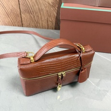 Loro piana Extra Bag L23手袋 款号:FAQ2126 颜色:酒红色蜥蜴纹 作为一款小巧精致的优雅配 Loro piana Extra Bag L23手袋 款号:FAQ2126 颜色:酒红色蜥蜴纹 作为一款小巧精致的优雅配