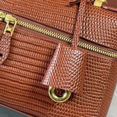 Loro piana Extra Bag L23手袋 款号:FAQ2126 颜色:酒红色蜥蜴纹 作为一款小巧精致的优雅配 Loro piana Extra Bag L23手袋 款号:FAQ2126 颜色:酒红色蜥蜴纹 作为一款小巧精致的优雅配