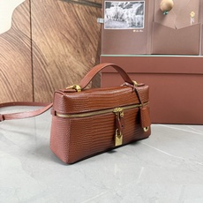 Loro piana Extra Bag L23手袋 款号:FAQ2126 颜色:酒红色蜥蜴纹 作为一款小巧精致的优雅配 Loro piana Extra Bag L23手袋 款号:FAQ2126 颜色:酒红色蜥蜴纹 作为一款小巧精致的优雅配