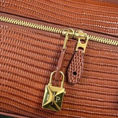 Loro piana Extra Bag L23手袋 款号:FAQ2126 颜色:酒红色蜥蜴纹 作为一款小巧精致的优雅配 Loro piana Extra Bag L23手袋 款号:FAQ2126 颜色:酒红色蜥蜴纹 作为一款小巧精致的优雅配