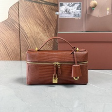 Loro piana Extra Bag L23手袋 款号:FAQ2126 颜色:酒红色蜥蜴纹 作为一款小巧精致的优雅配 Loro piana Extra Bag L23手袋 款号:FAQ2126 颜色:酒红色蜥蜴纹 作为一款小巧精致的优雅配