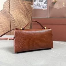Loro piana Extra Bag L23手袋 款号:FAQ2126 颜色:酒红色蜥蜴纹 作为一款小巧精致的优雅配 Loro piana Extra Bag L23手袋 款号:FAQ2126 颜色:酒红色蜥蜴纹 作为一款小巧精致的优雅配