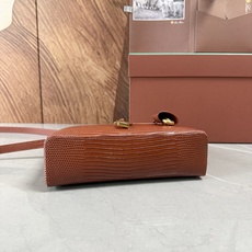 Loro piana Extra Bag L23手袋 款号:FAQ2126 颜色:酒红色蜥蜴纹 作为一款小巧精致的优雅配 Loro piana Extra Bag L23手袋 款号:FAQ2126 颜色:酒红色蜥蜴纹 作为一款小巧精致的优雅配