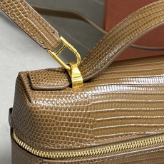 Loro piana Extra Bag L23手袋 款号:FAQ2126 颜色:金卡其色蜥蜴纹 作为一款小巧精致的优雅 Loro piana Extra Bag L23手袋 款号:FAQ2126 颜色:金卡其色蜥蜴纹 作为一款小巧精致的优雅