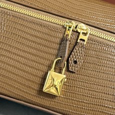 Loro piana Extra Bag L23手袋 款号:FAQ2126 颜色:金卡其色蜥蜴纹 作为一款小巧精致的优雅 Loro piana Extra Bag L23手袋 款号:FAQ2126 颜色:金卡其色蜥蜴纹 作为一款小巧精致的优雅