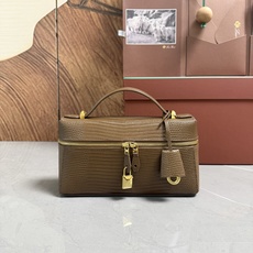 Loro piana Extra Bag L23手袋 款号:FAQ2126 颜色:金卡其色蜥蜴纹 作为一款小巧精致的优雅 Loro piana Extra Bag L23手袋 款号:FAQ2126 颜色:金卡其色蜥蜴纹 作为一款小巧精致的优雅