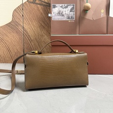 Loro piana Extra Bag L23手袋 款号:FAQ2126 颜色:金卡其色蜥蜴纹 作为一款小巧精致的优雅 Loro piana Extra Bag L23手袋 款号:FAQ2126 颜色:金卡其色蜥蜴纹 作为一款小巧精致的优雅