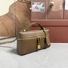 Loro piana Extra Bag L23手袋 款号:FAQ2126 颜色:金卡其色蜥蜴纹 作为一款小巧精致的优雅 Loro piana Extra Bag L23手袋 款号:FAQ2126 颜色:金卡其色蜥蜴纹 作为一款小巧精致的优雅