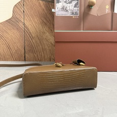 Loro piana Extra Bag L23手袋 款号:FAQ2126 颜色:金卡其色蜥蜴纹 作为一款小巧精致的优雅 Loro piana Extra Bag L23手袋 款号:FAQ2126 颜色:金卡其色蜥蜴纹 作为一款小巧精致的优雅